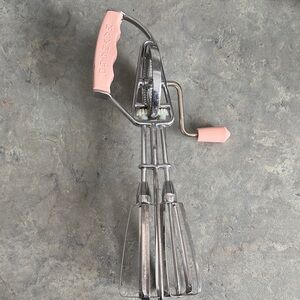 vintage Maynard hand crank egg beater with a pink handle